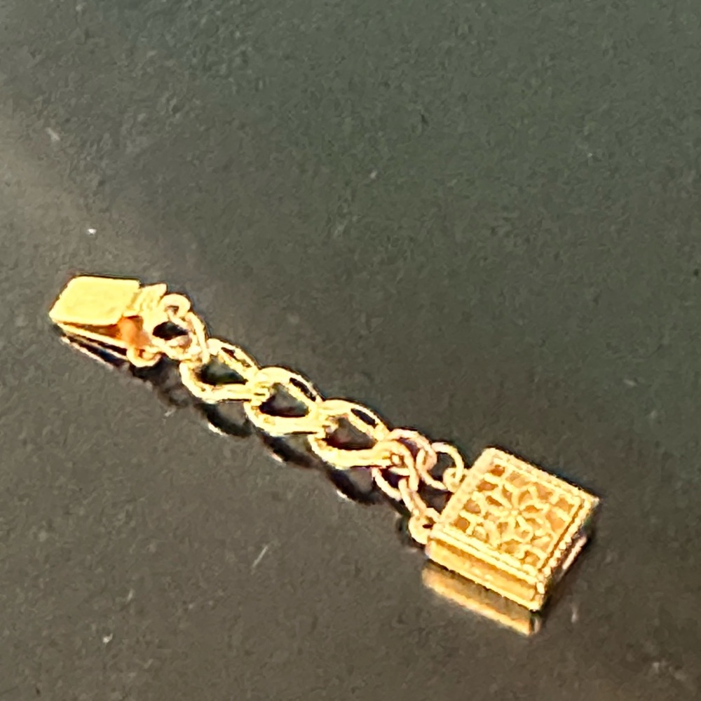 Holly Yashi gold 1” necklace extender
